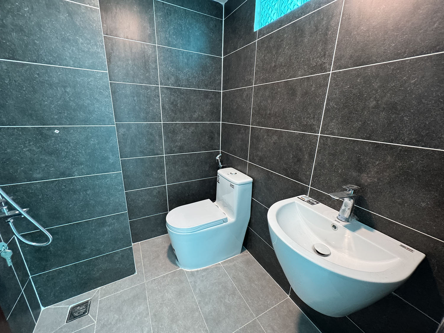 Nhà phố 3lầu (4,05m x 22,5m) có sân đổ ôtô, thiết bị ccấp khu kdoanh Nguyễn Thượng Hiền gần BOTANIC